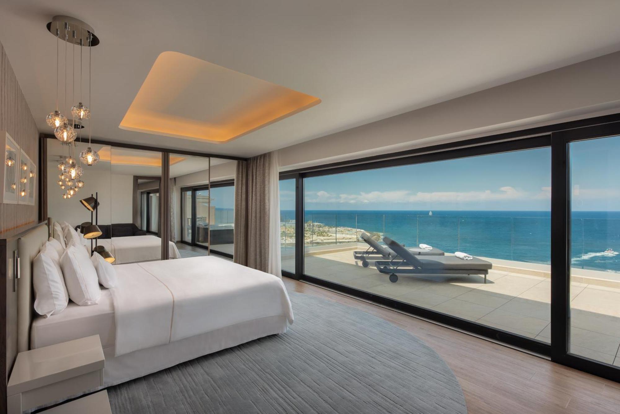 The Westin Dragonara Resort, Malta St. Julian's Exterior foto A bedroom at the West Hollywood hotel