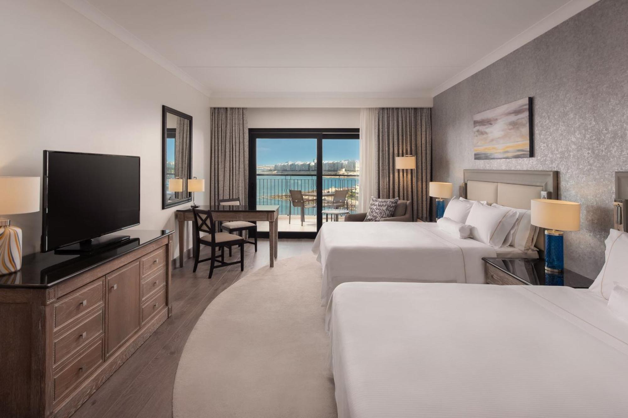 The Westin Dragonara Resort, Malta St. Julian's Exterior foto A guest room at the Hilton San Diego Bayfront