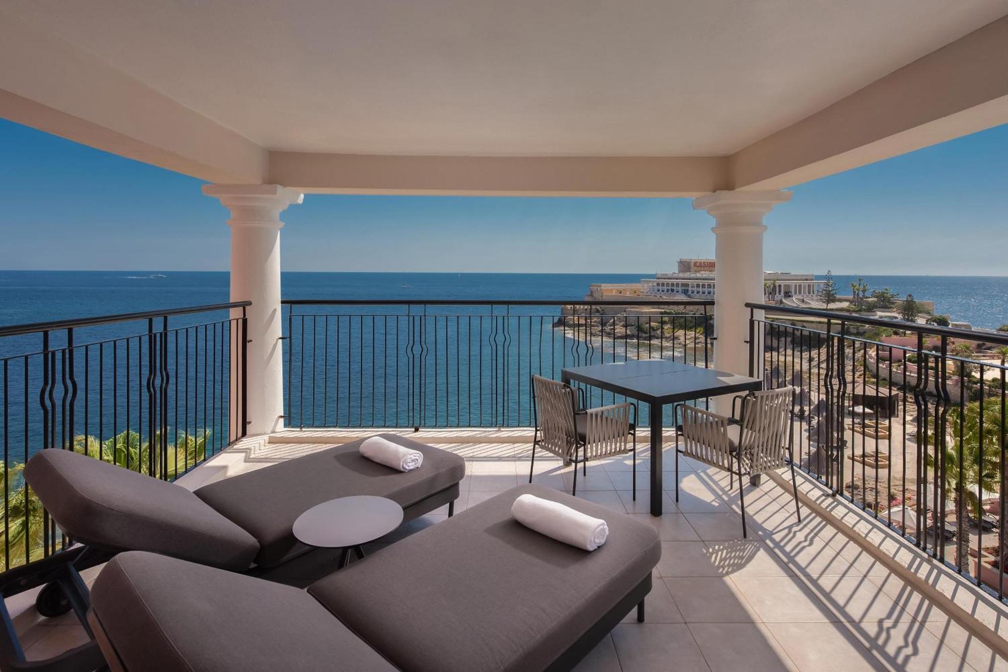 The Westin Dragonara Resort, Malta St. Julian's Exterior foto A balcony at the Westin Palace, Madrid