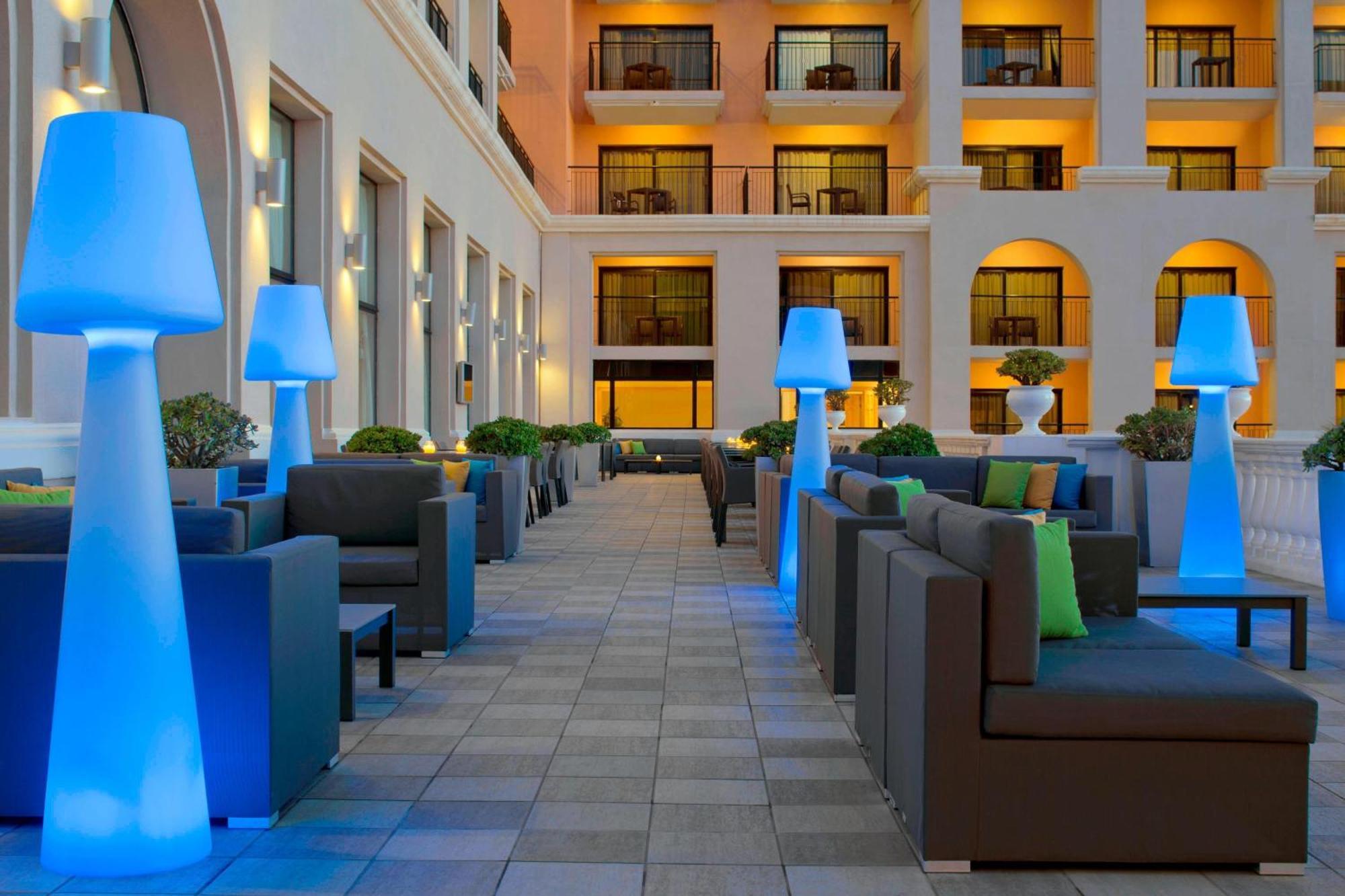 The Westin Dragonara Resort, Malta St. Julian's Exterior foto The hotel's courtyard