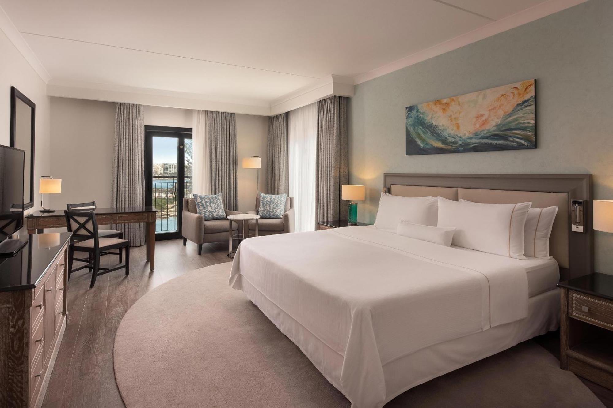 The Westin Dragonara Resort, Malta St. Julian's Exterior foto A guest room at the Hilton San Diego Bayfront