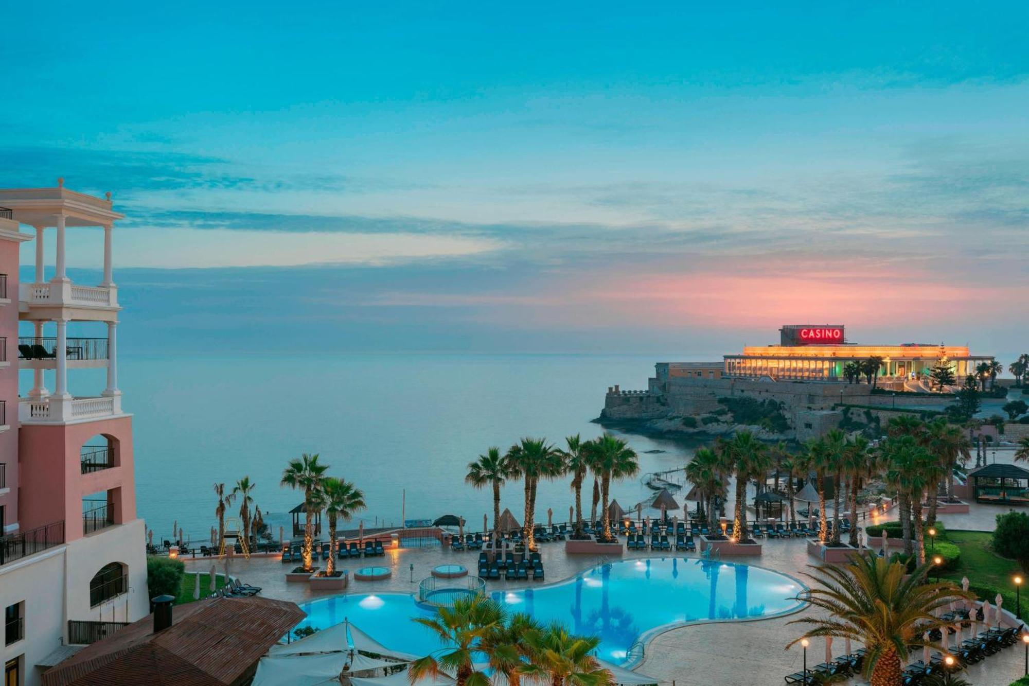 The Westin Dragonara Resort, Malta St. Julian's Exterior foto The resort at sunset