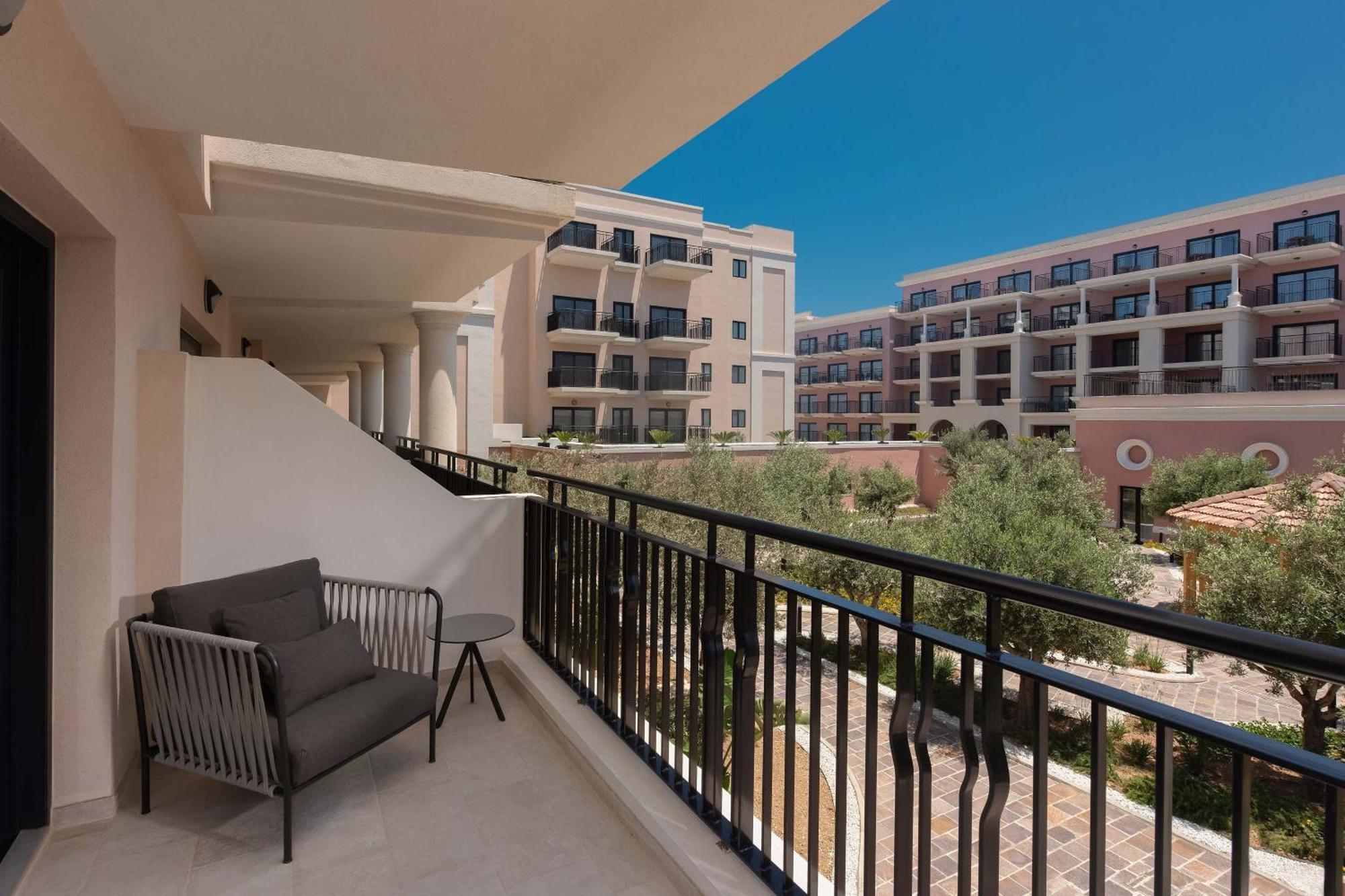 The Westin Dragonara Resort, Malta St. Julian's Exterior foto A typical balcony at the Westin La Paloma