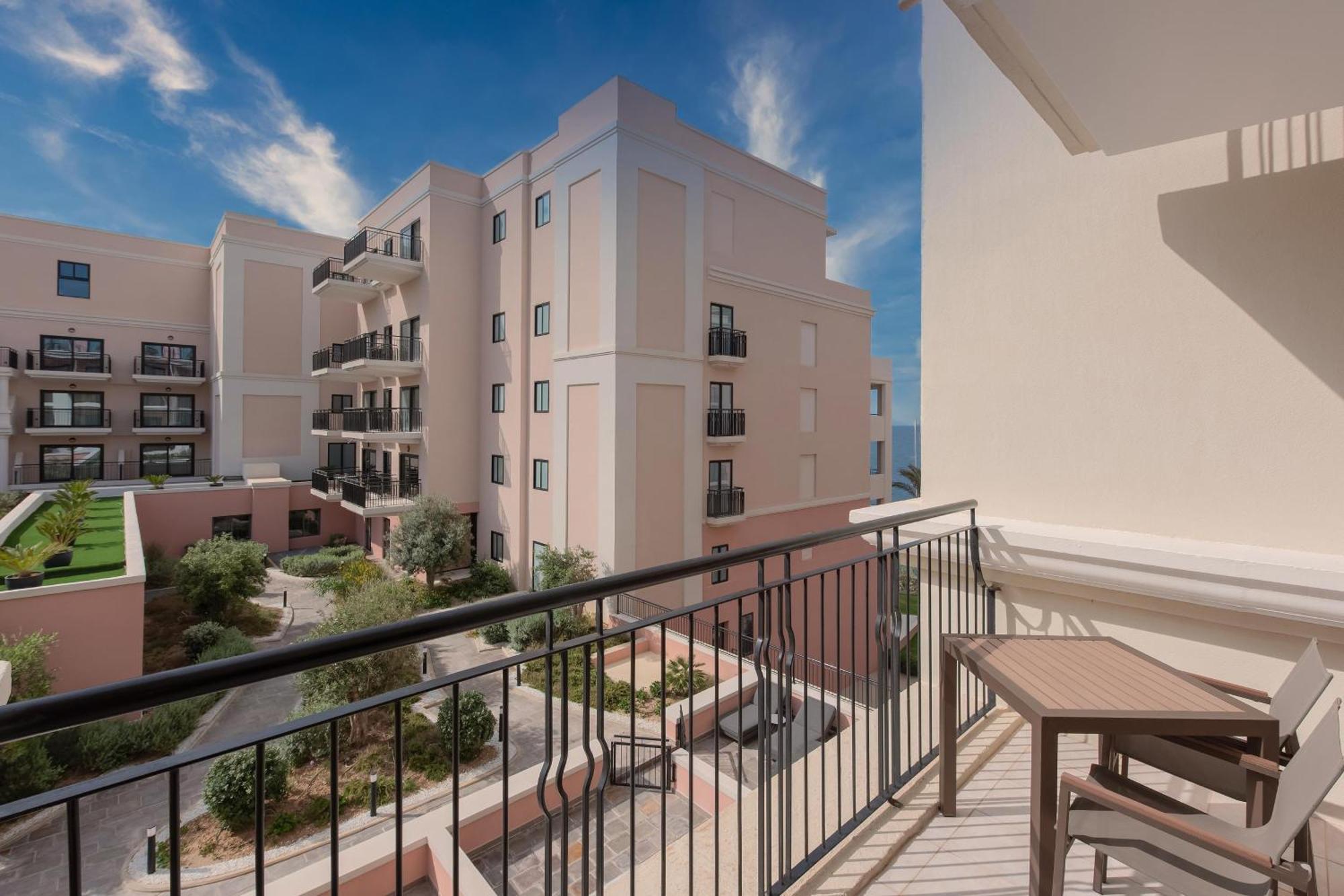 The Westin Dragonara Resort, Malta St. Julian's Exterior foto 3D rendering of a balcony