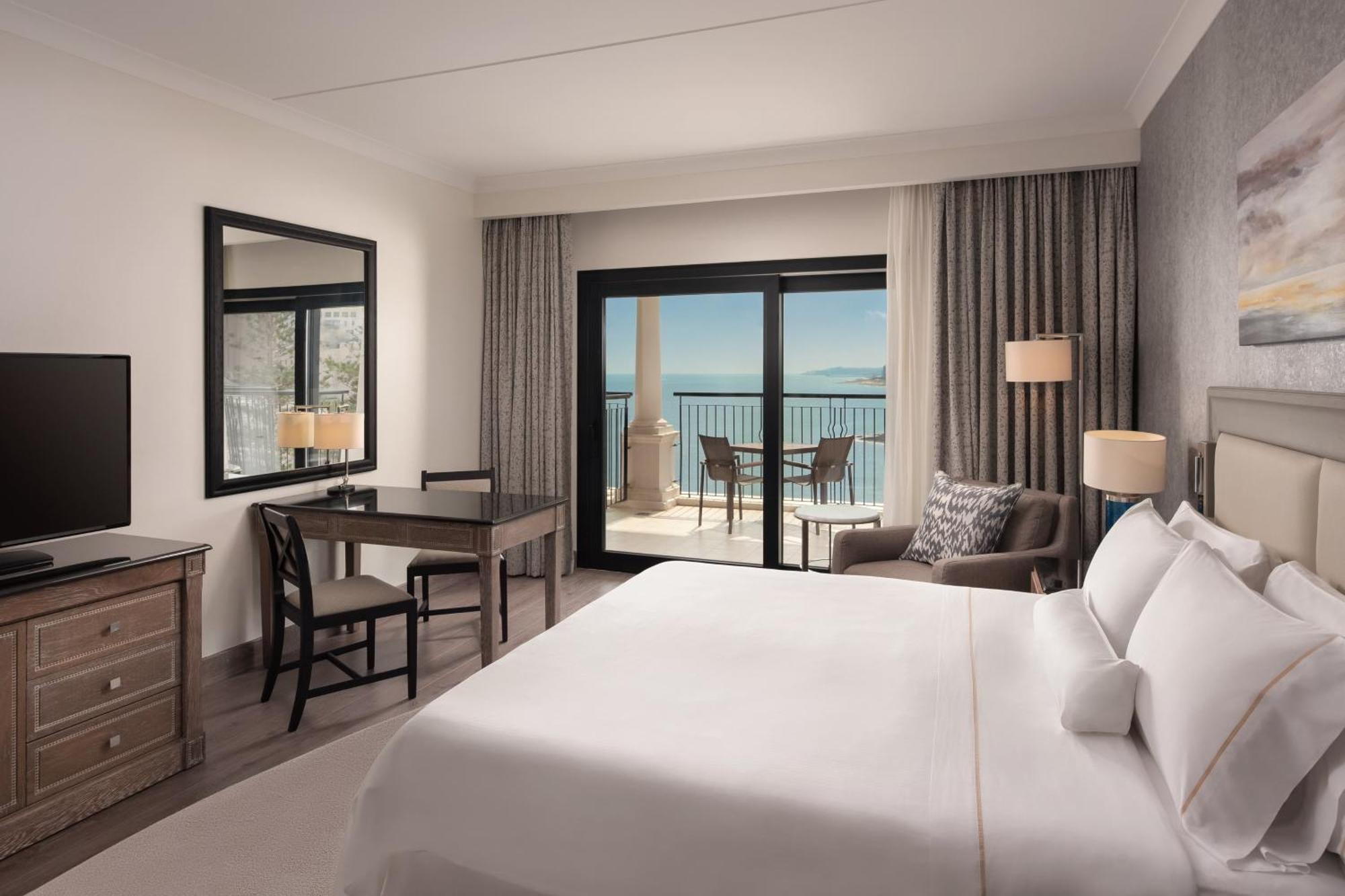 The Westin Dragonara Resort, Malta St. Julian's Exterior foto A guest room at Hilton Athens