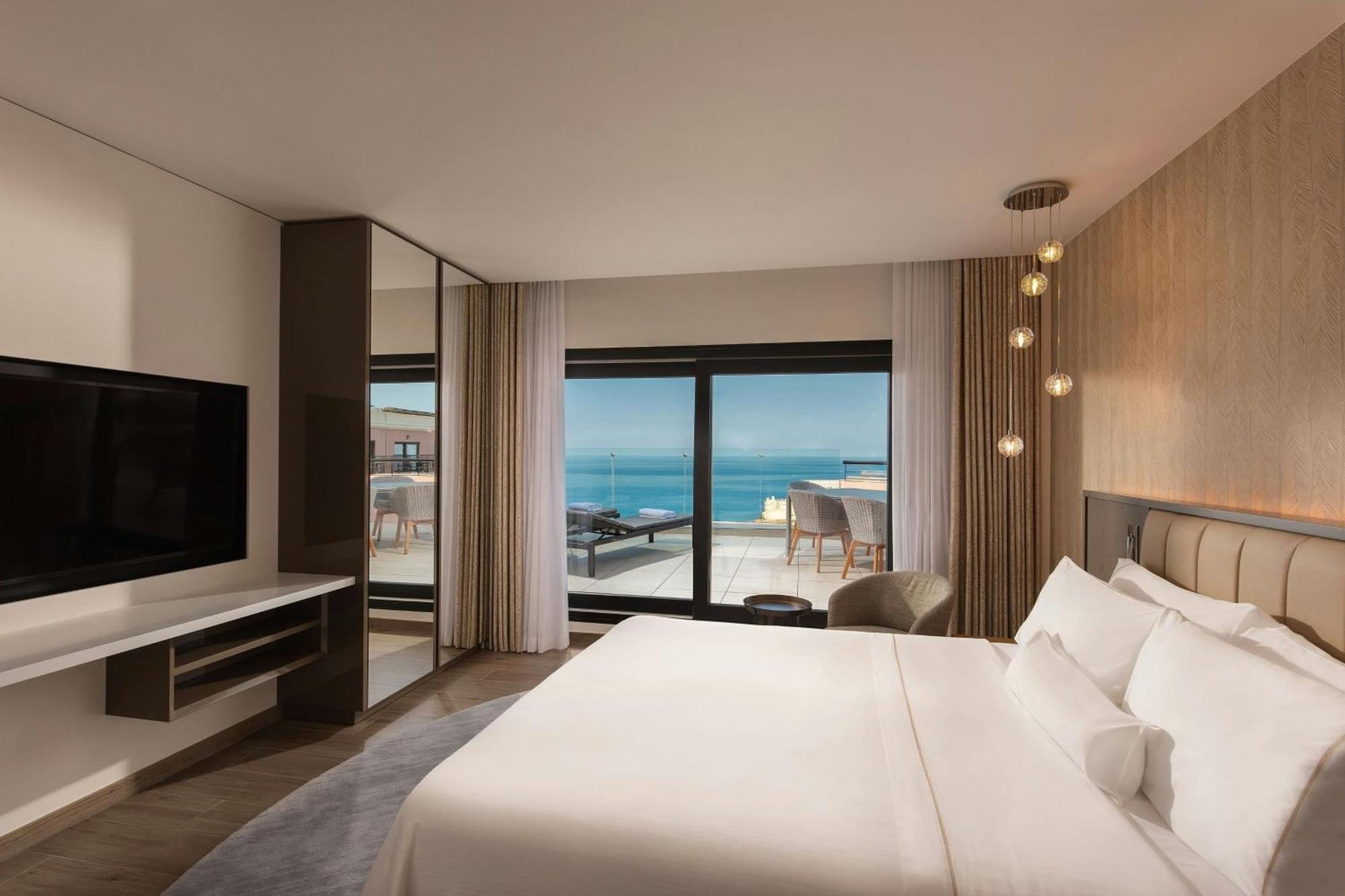 The Westin Dragonara Resort, Malta St. Julian's Exterior foto A guest room at the hotel