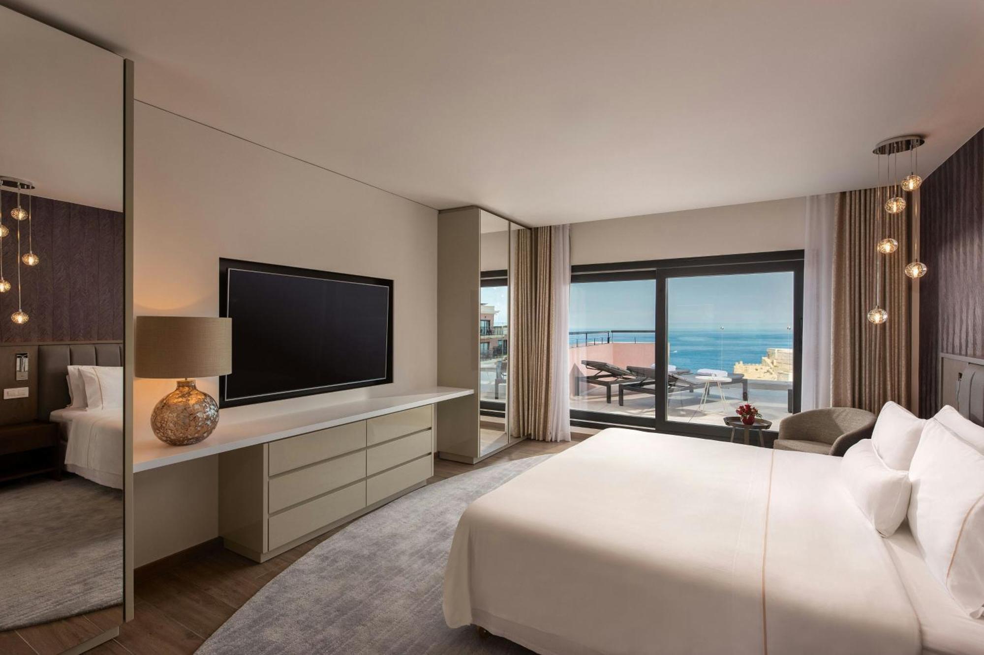 The Westin Dragonara Resort, Malta St. Julian's Exterior foto A bedroom at the hotel
