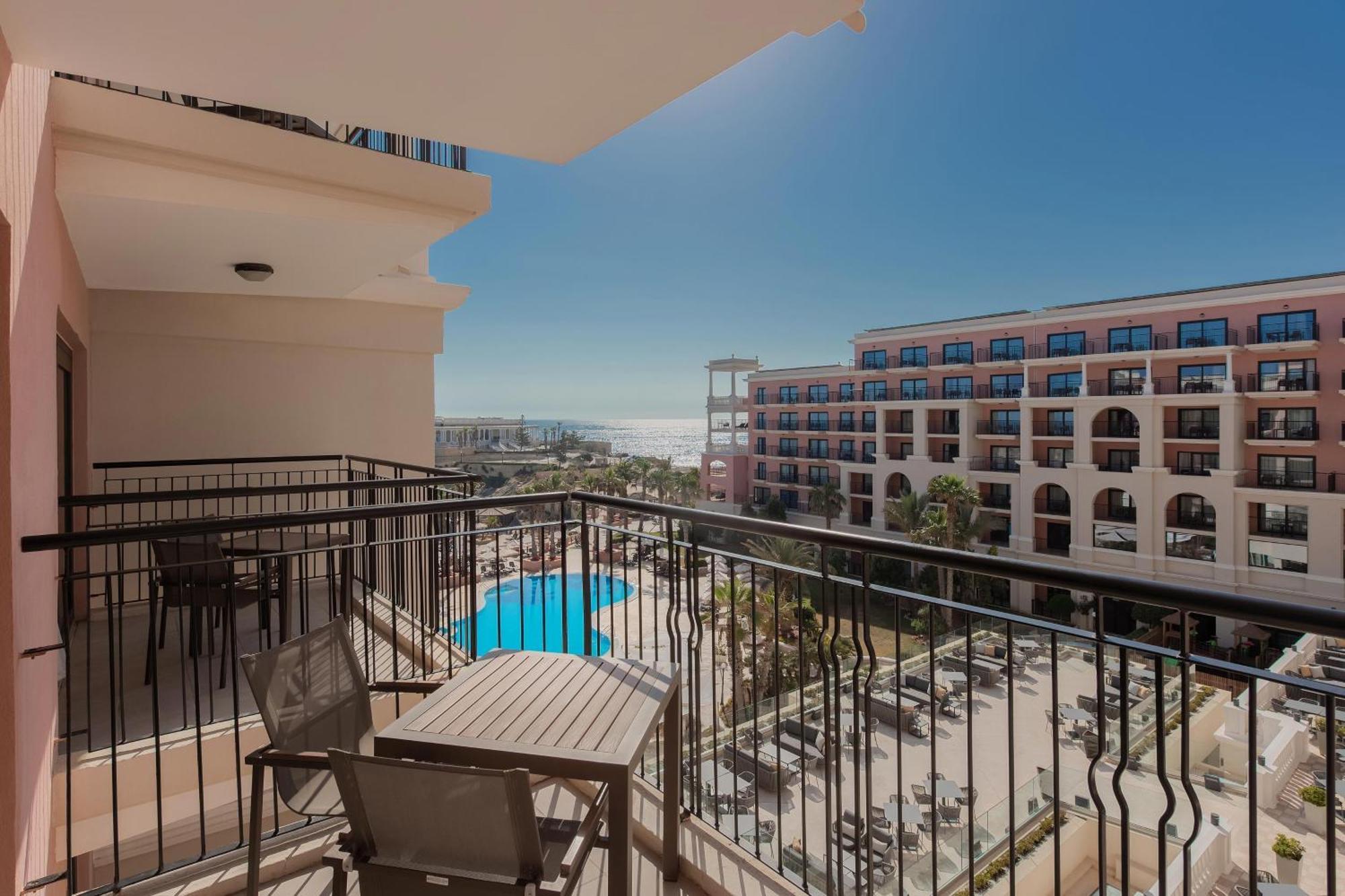 The Westin Dragonara Resort, Malta St. Julian's Exterior foto Balcony of a hotel room